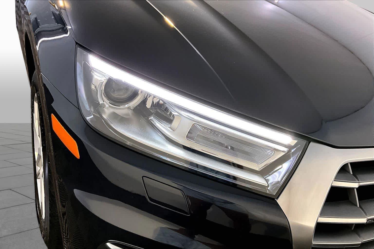 Used 2019 Moonlight Blue Metallic Audi Premium image 27