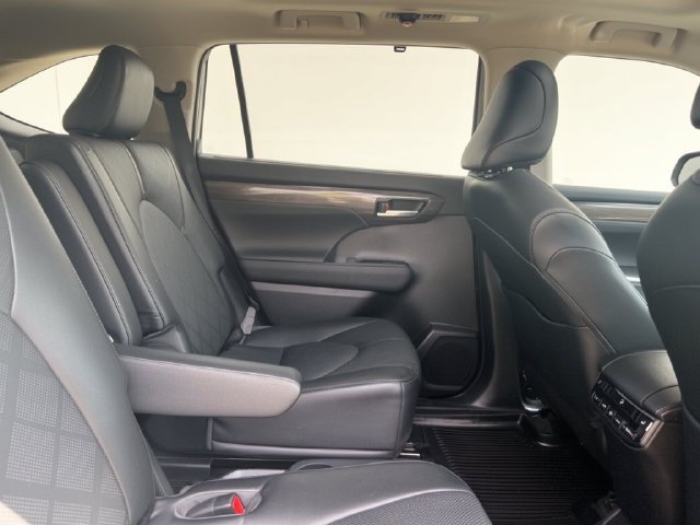 Certified Used 2023  Toyota Platinum image 30