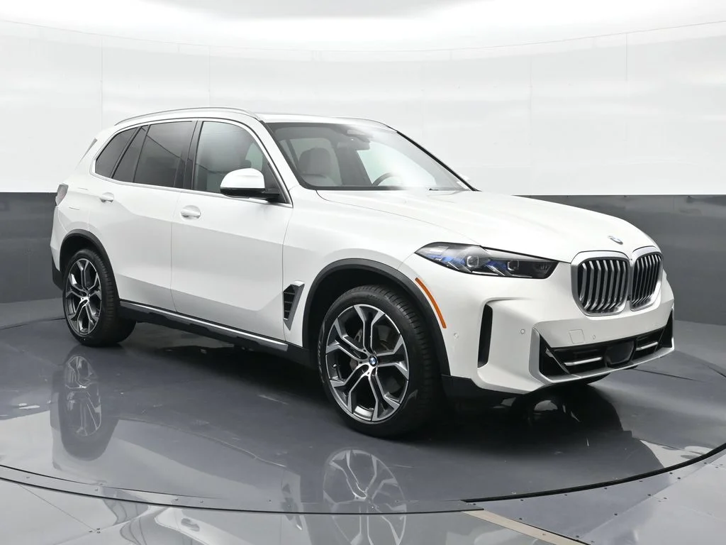 Used 2024 White BMW sDrive40i image 13