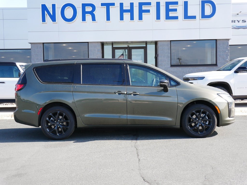 New 2027 Olive Green Pearl-Coat Paint Chrysler Limited image 1