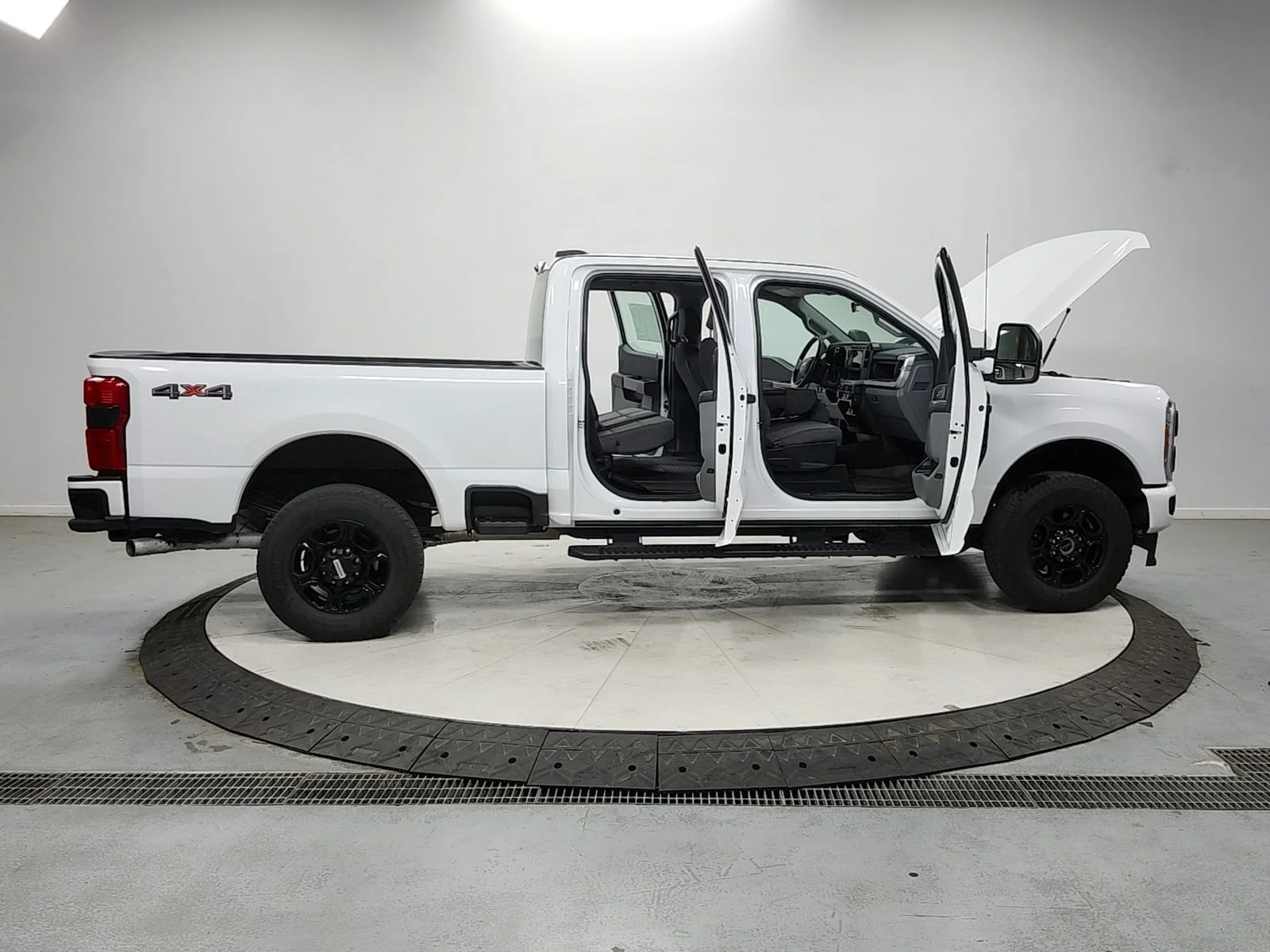 Used 2023 White Ford XL image 16