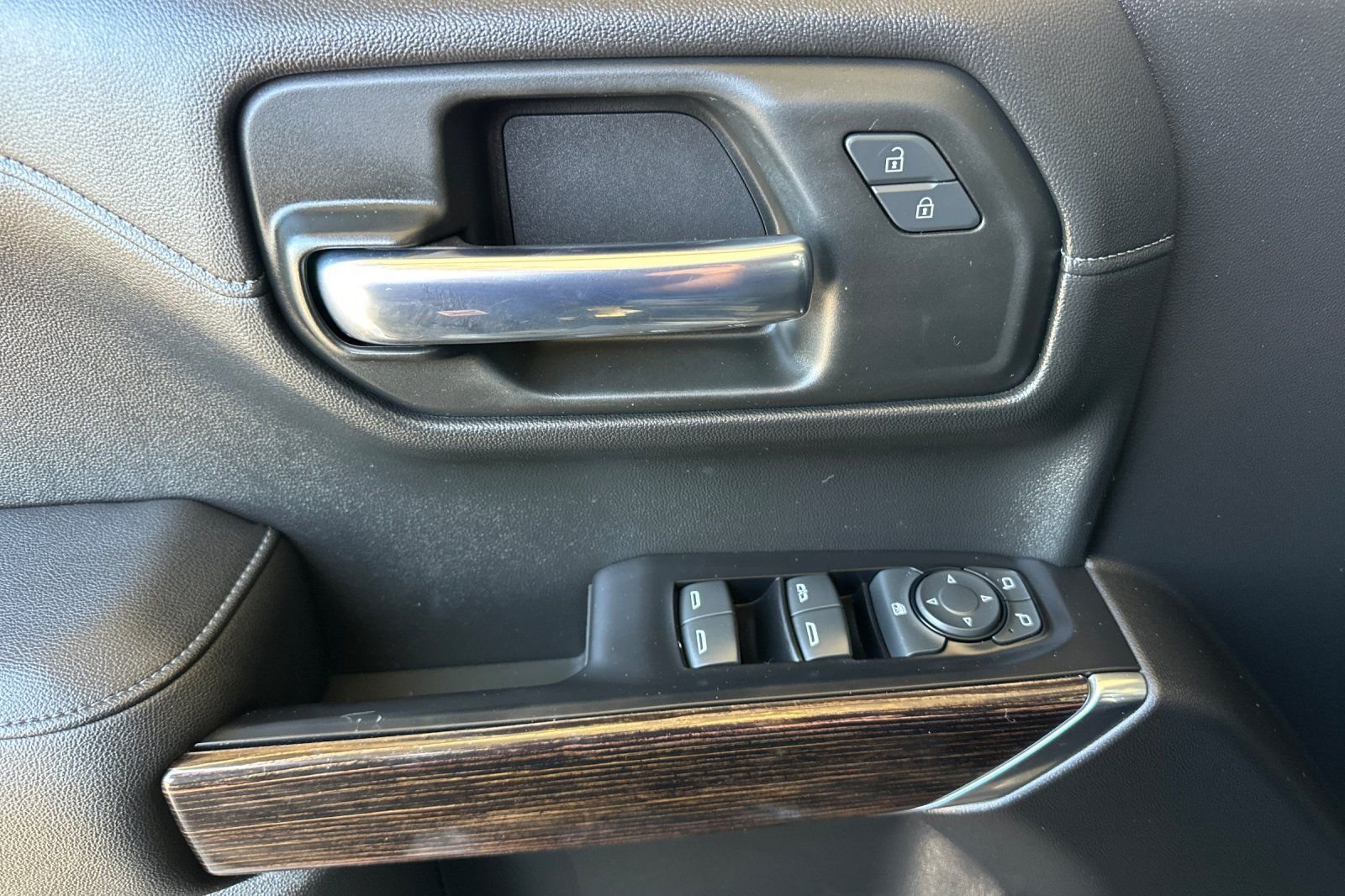 Used 2020 Black GMC Elevation image 10