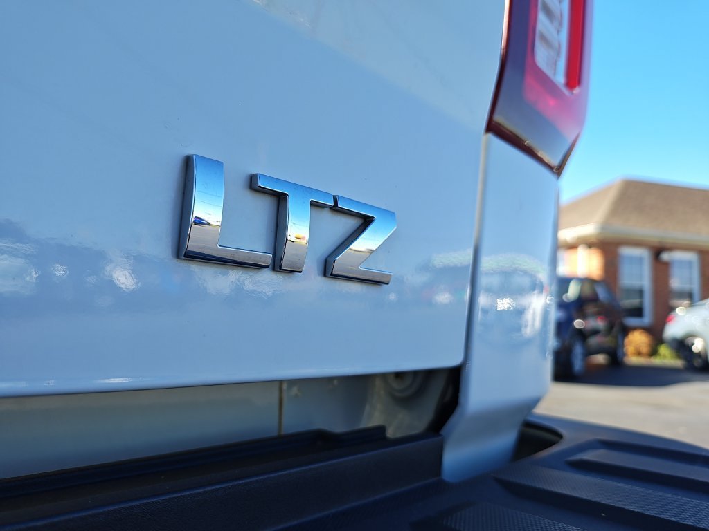 Used 2018 SUMMIT WHITE Chevrolet LTZ image 27