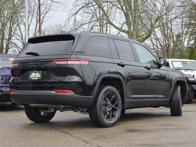 New 2026 Diamond Black Crystal Pearl-Coat Exterior Paint Jeep Laredo Altitude image 27