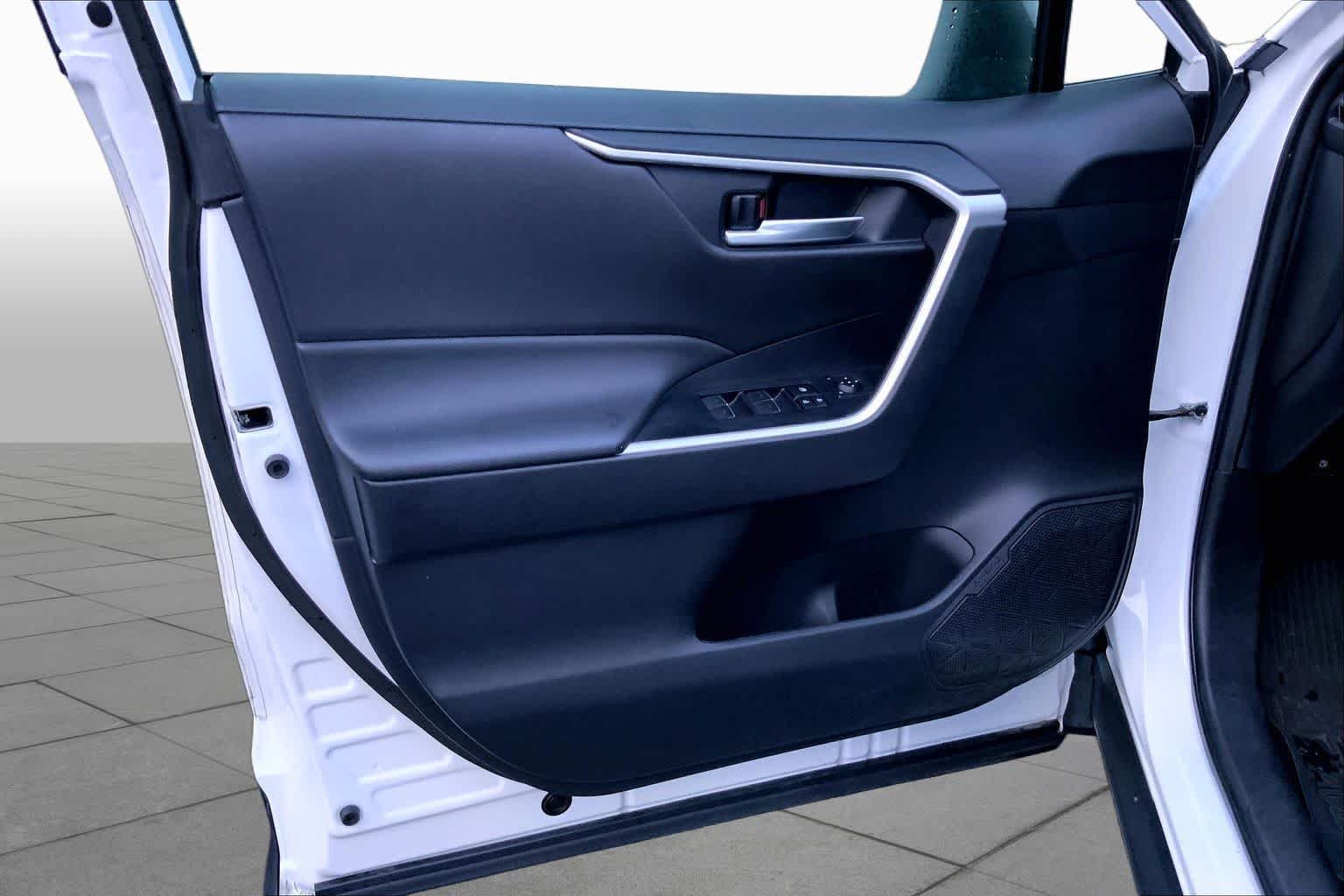 Used 2024 Ice Cap Toyota Hybrid XLE image 19