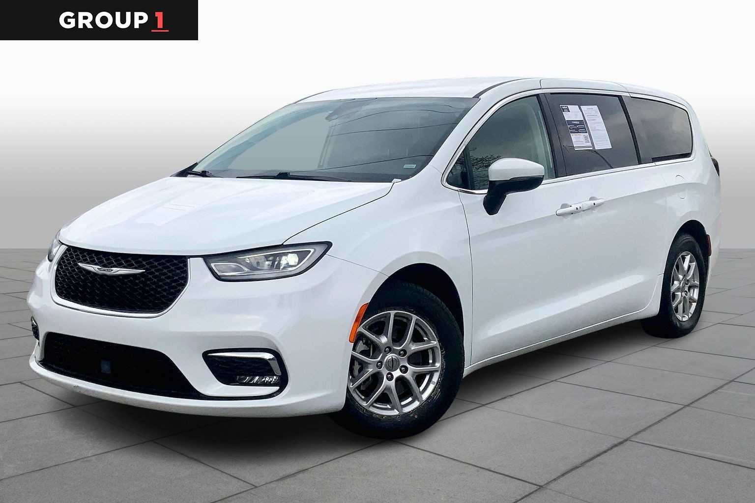 2023 Chrysler Pacifica Touring L's photo