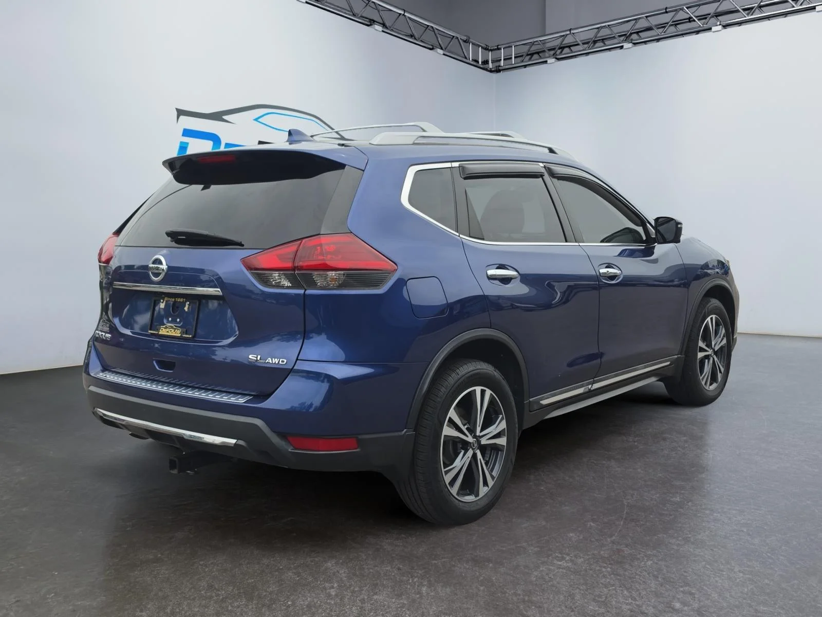 Used 2018 Caspian Blue Nissan SL image 3