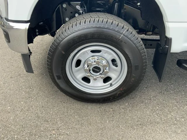 2025 Ford F-350 Super Duty Chassis Cab XLT - Photo 17