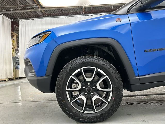 New 2026 Hydro Blue Pearl-Coat Exterior Paint Jeep Trailhawk image 20