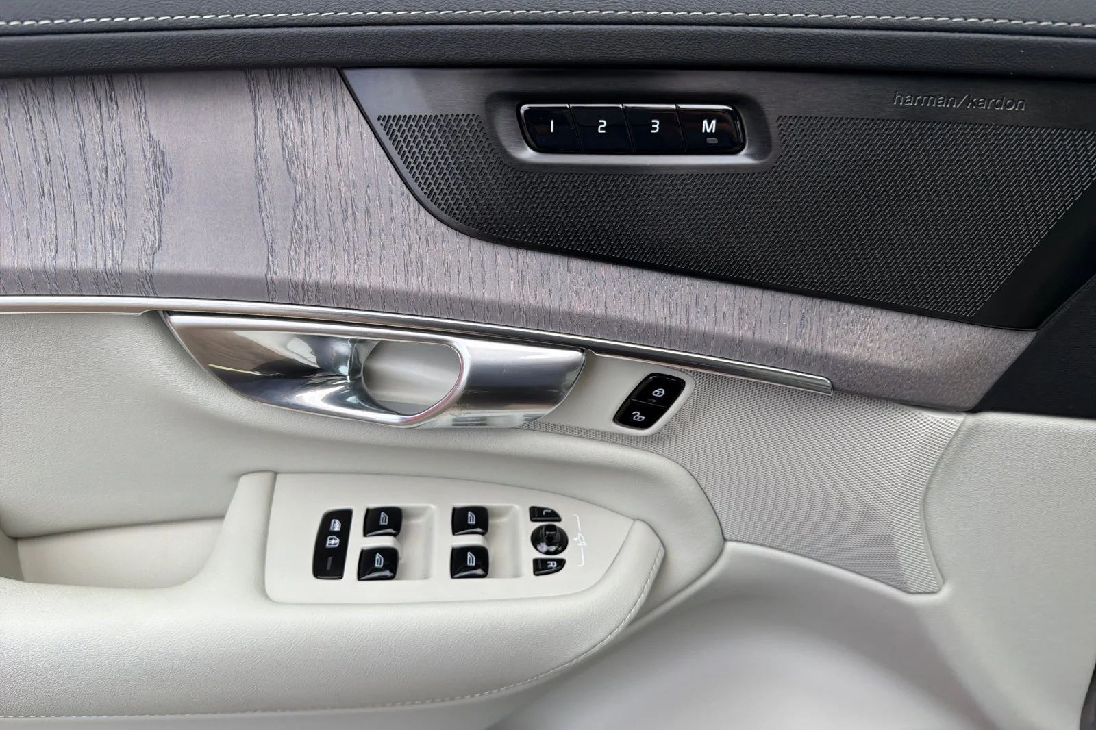 New 2026 VAPOUR GRAY Volvo Ultra image 8