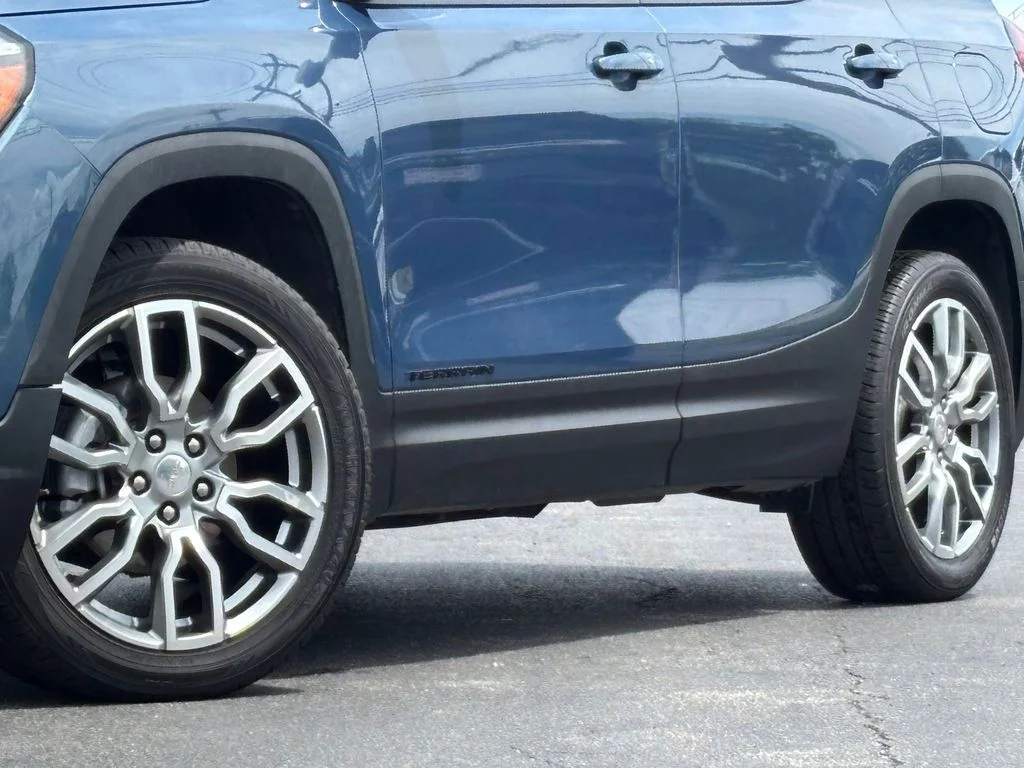 Used 2024  GMC SLE image 3