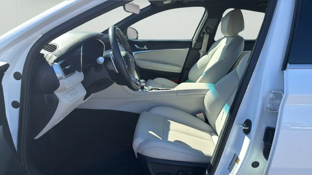 Used 2025 White Genesis 2.5T image 9