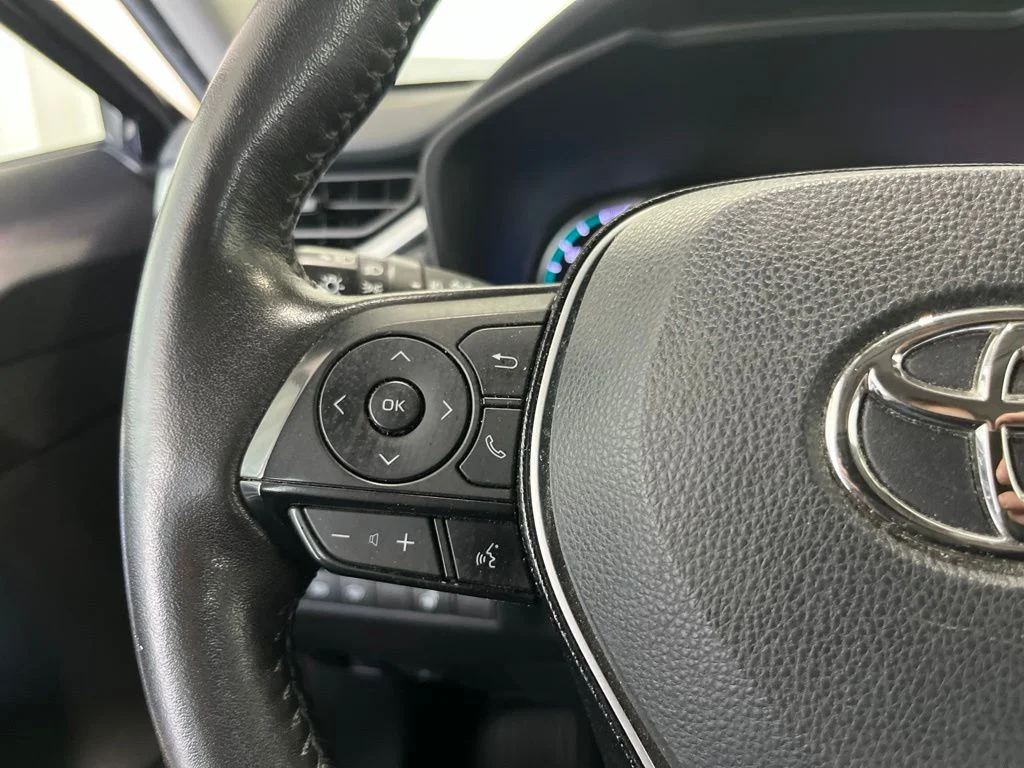 Used 2021  Toyota XLE image 6