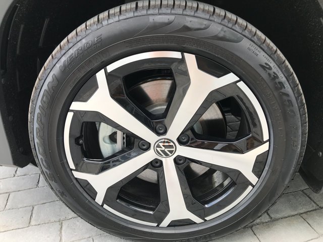 New 2026 Platinum Gray Metallic Volkswagen SE image 12