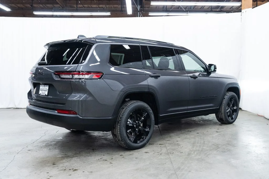 New 2026 Baltic Gray Metallic Clear-Coat Exterior Paint Jeep Limited image 6