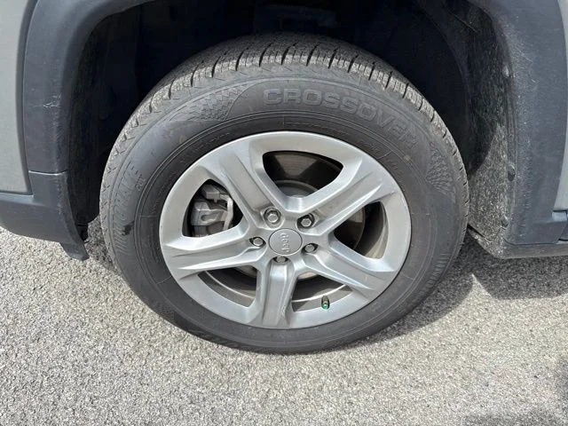 Used 2024 Gray Jeep Latitude image 9