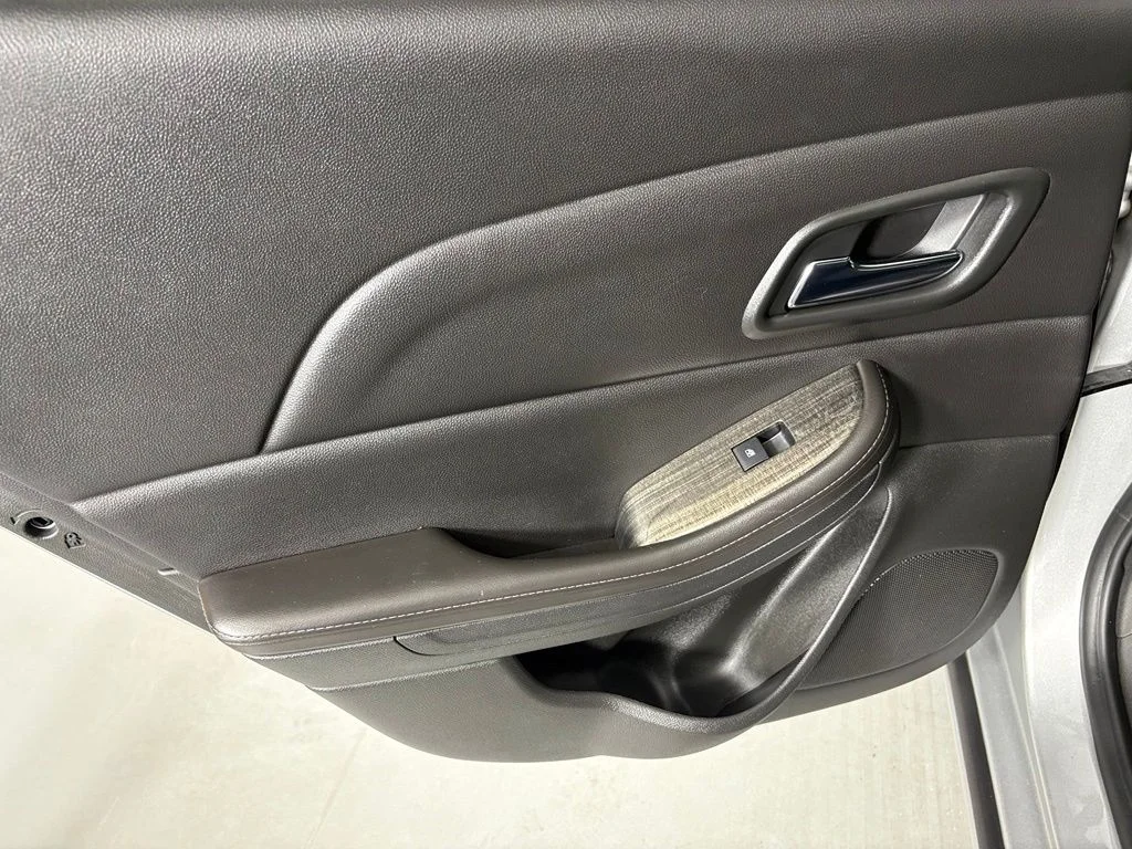 Used 2015 Silver Chevrolet LT image 33