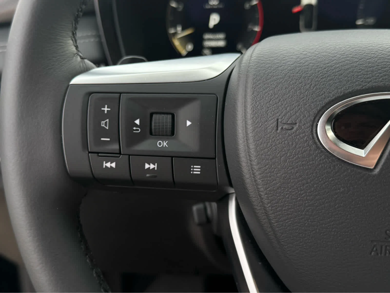 Certified Used 2026 Mineral Black INFINITI LUXE image 23