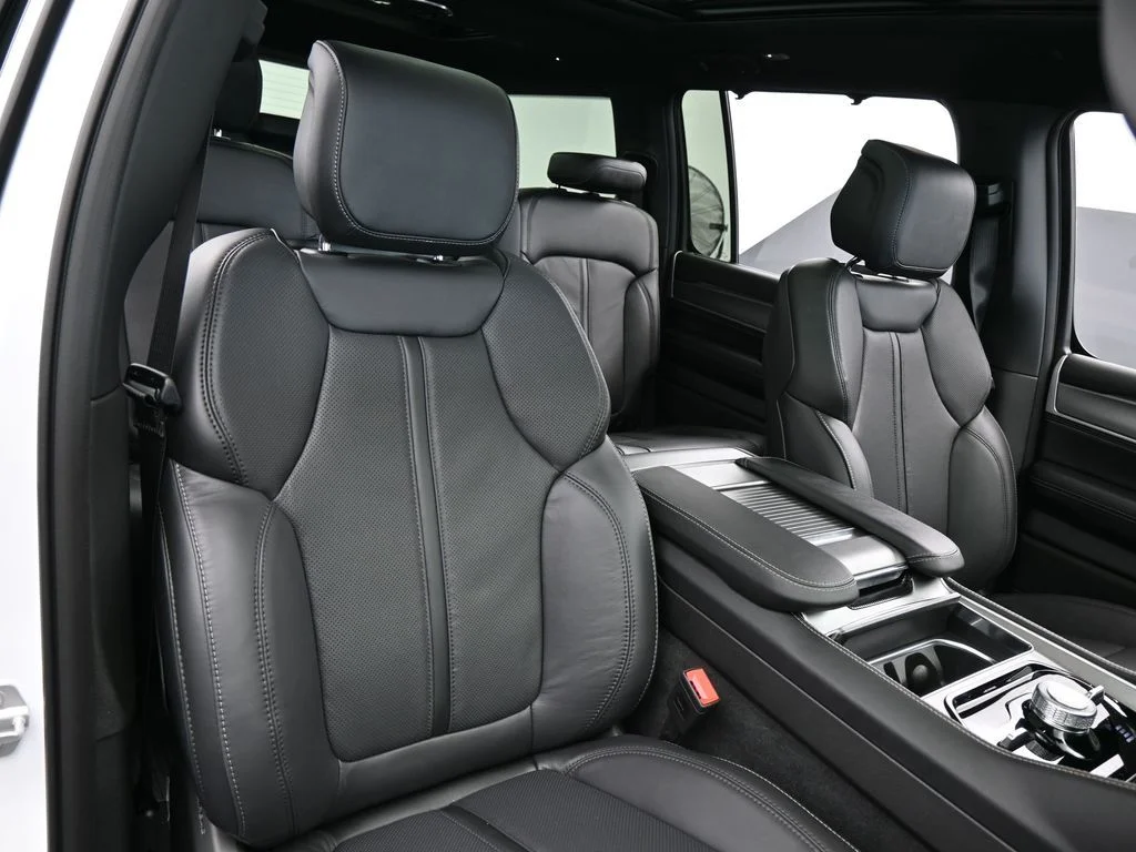 New 2026 Bright White Clear-Coat Exterior Paint Jeep Limited Reserve image 46