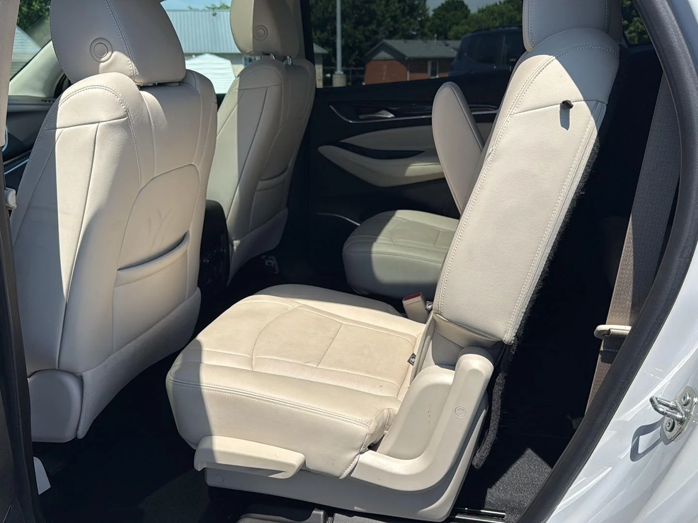 Used 2023 White Frost Tricoat Buick Essence image 12