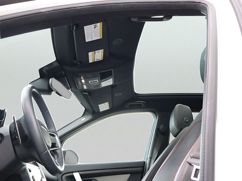 Used 2023 White Land Rover SE R-Dynamic image 37