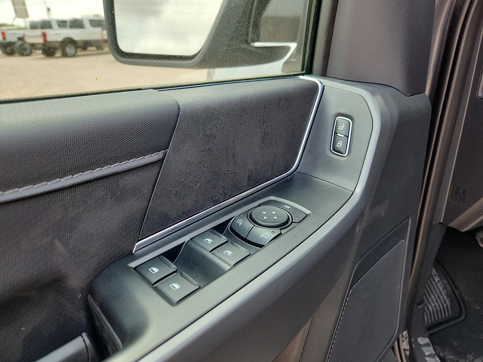New 2026 Carbonized Gray Metallic Ford XLT image 15