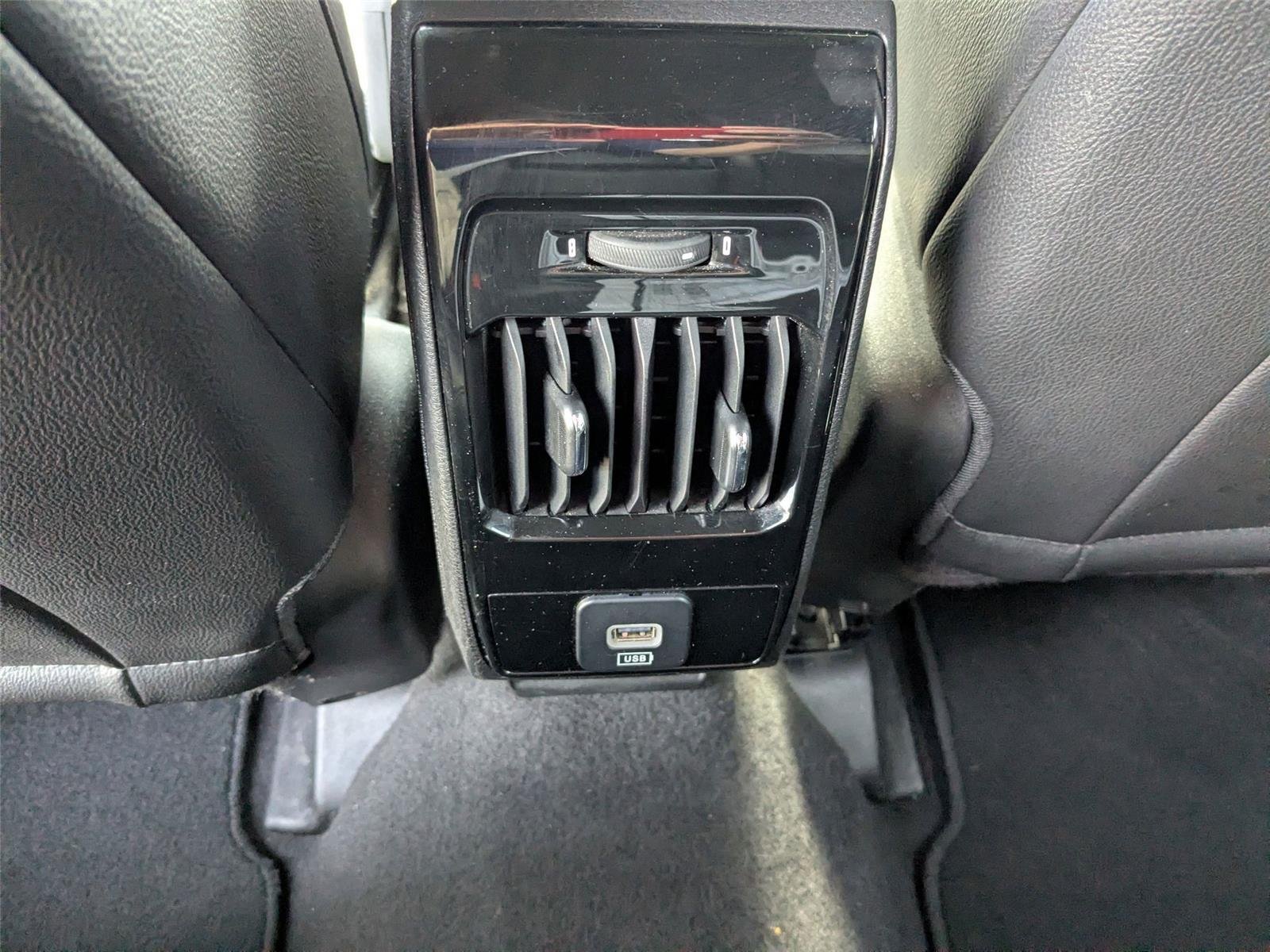 Used 2024 Diamond Black Crystal Pearlcoat Jeep Latitude image 25