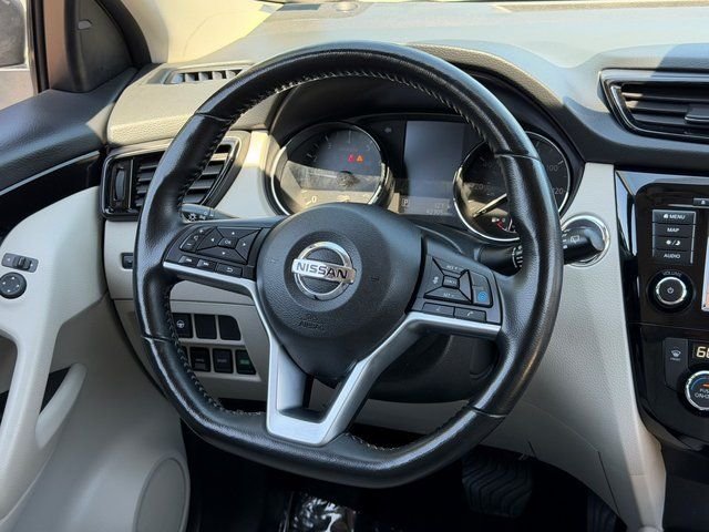 Used 2022 White Nissan SL image 17