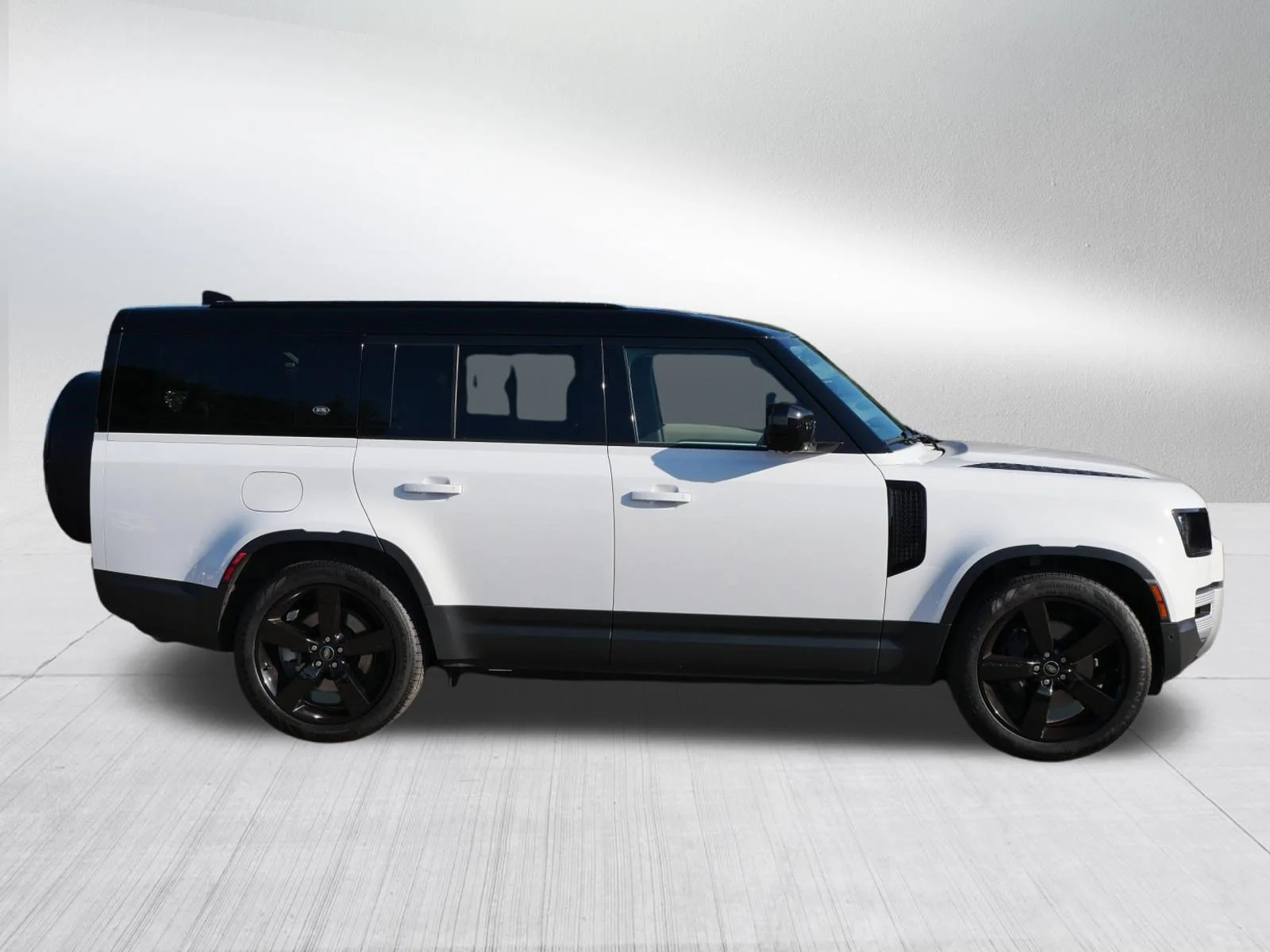 Used 2023 Fuji White Land Rover SE image 8