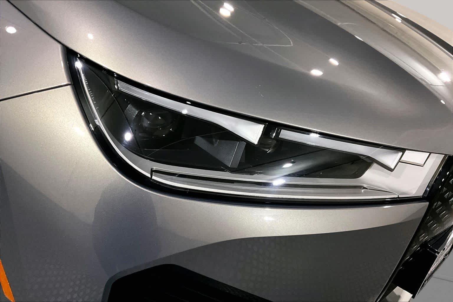 Used 2025  BMW xDrive50 image 26