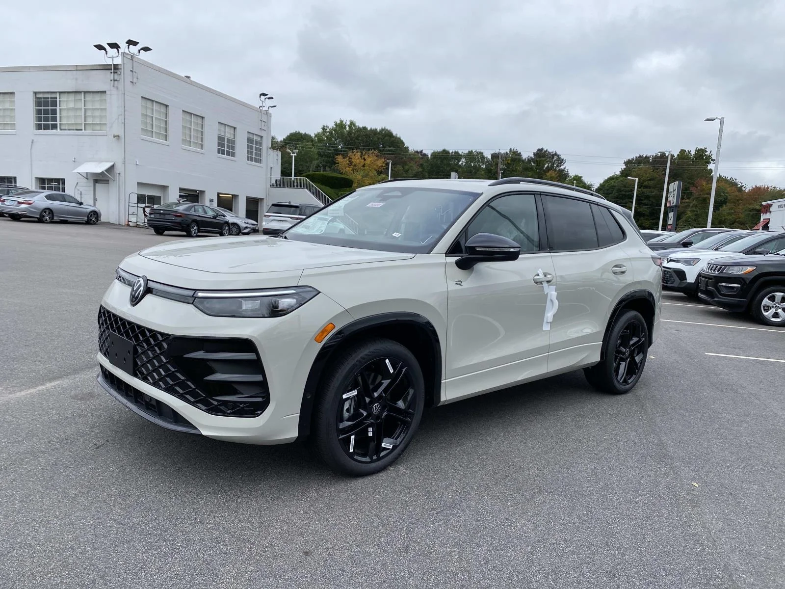 2026 Volkswagen Tiguan SE R-LINE BLACK