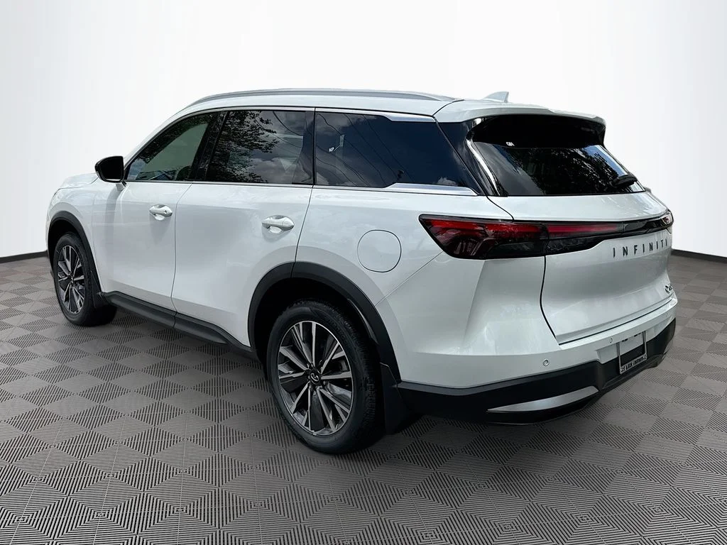 New 2027 RADIANT WHITE INFINITI Luxe FWD image 7
