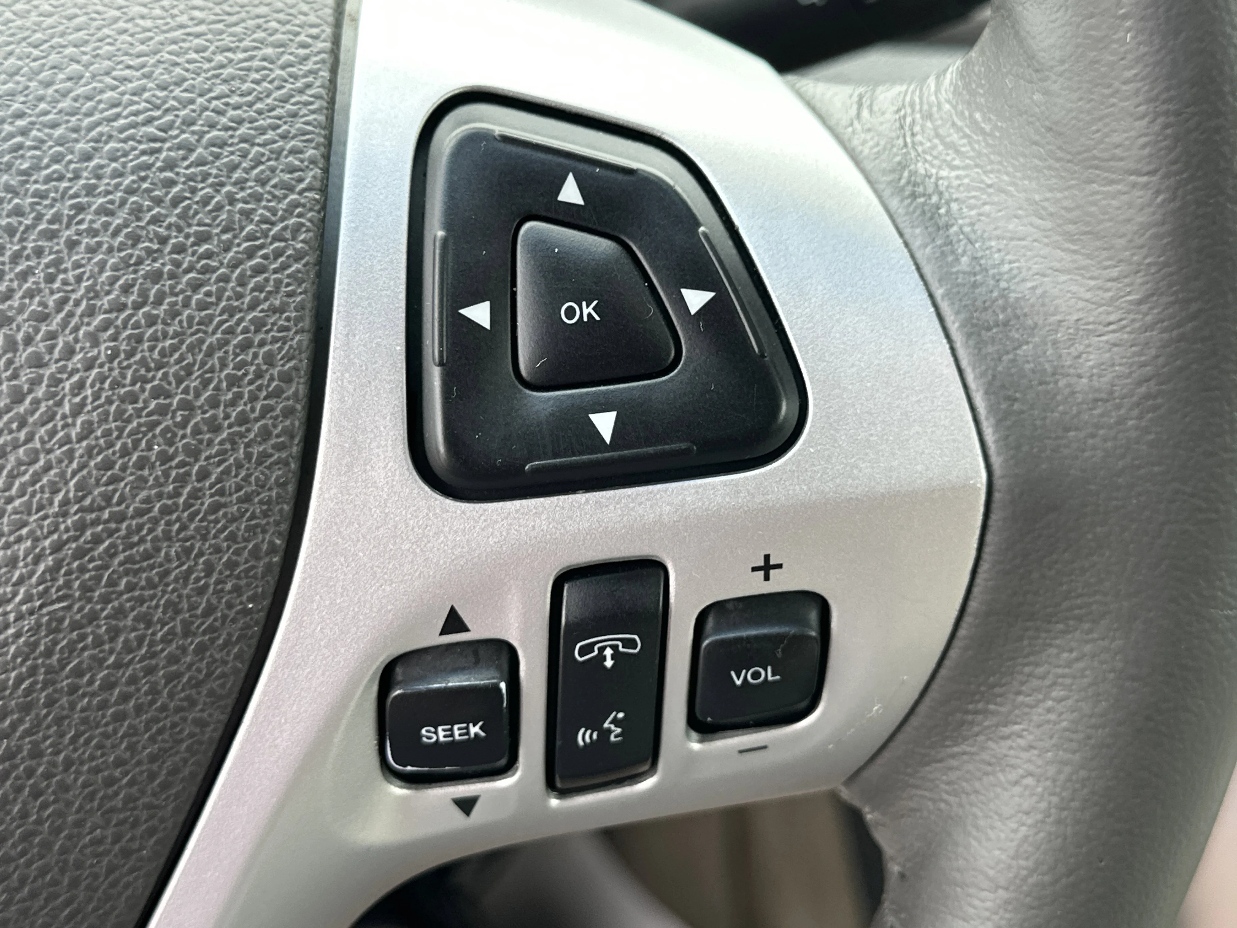 Used 2011 White Platinum Metallic Tri-Coat Ford SEL image 25