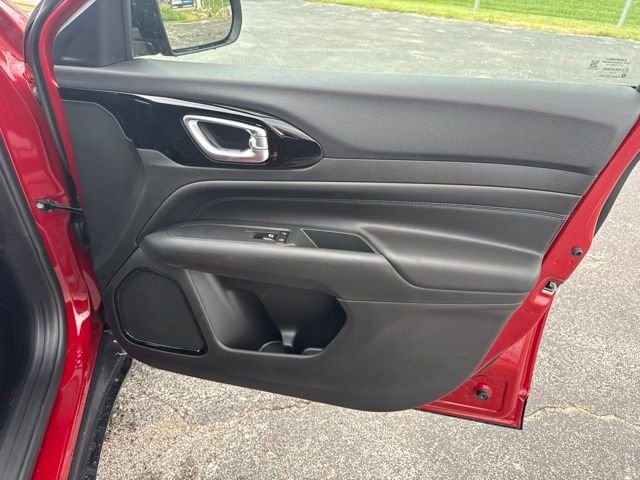 New 2026 Red Hot Pearlcoat Jeep Latitude image 30