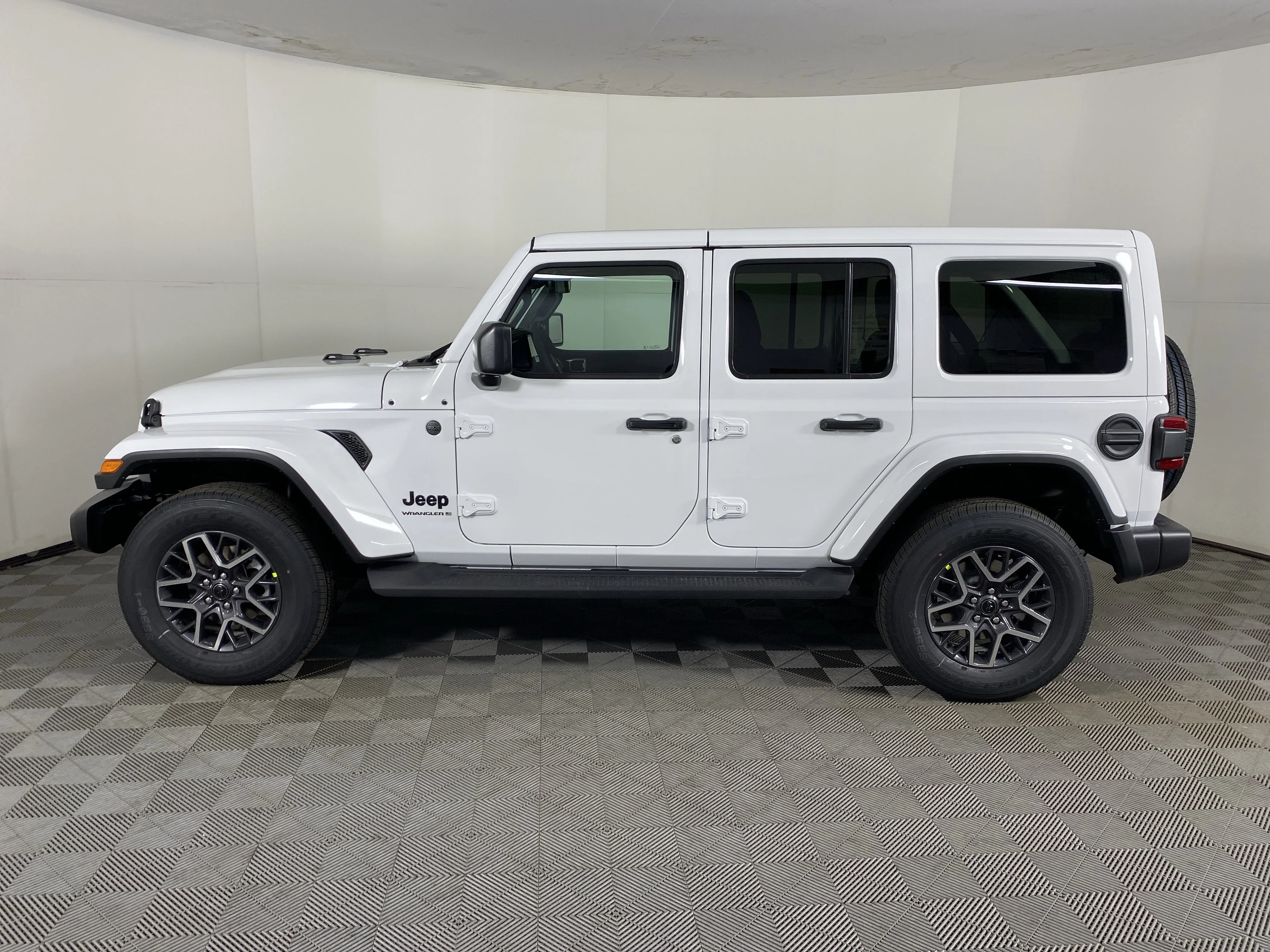 New 2026 Bright White Clear-Coat Exterior Paint Jeep Sahara image 10