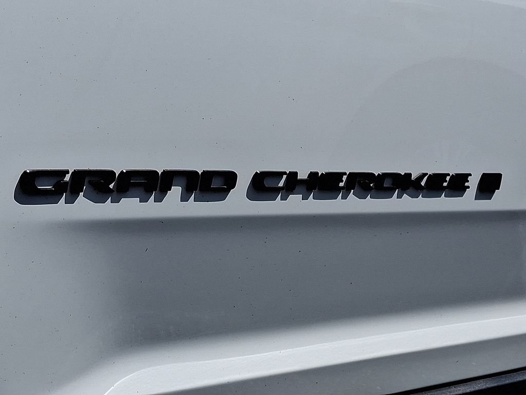 Used 2023 White Jeep Altitude image 10
