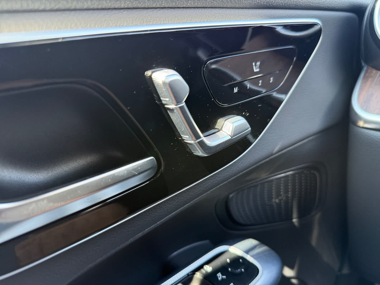 Certified Used 2025  Mercedes-Benz GLC 300 image 27