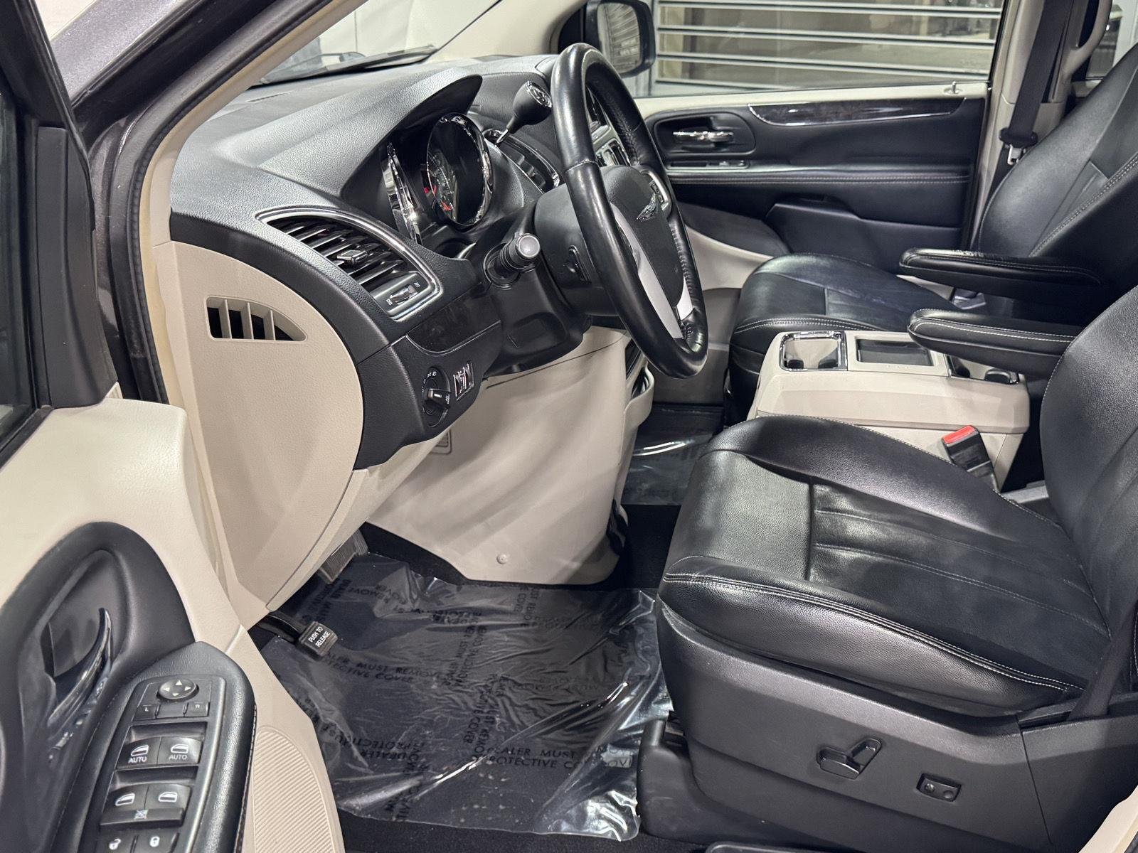 2016 Chrysler Town & Country Touring - Photo 24