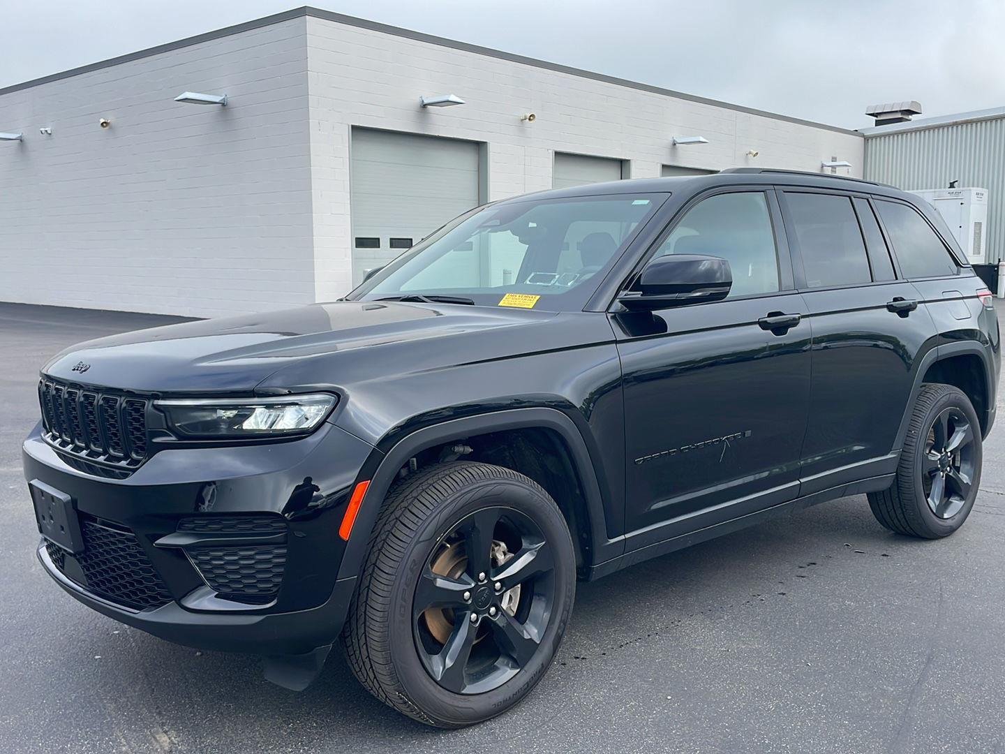 Used 2023 Diamond Black Crystal Pearlcoat Jeep Altitude image 7