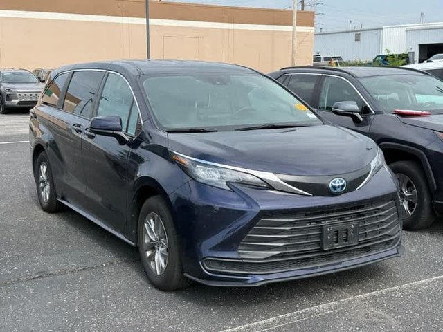 2025 Toyota Sienna LE