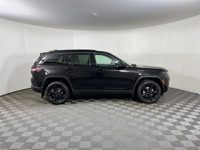 New 2026 Diamond Black Crystal Pearl-Coat Exterior Paint Jeep Limited image 4