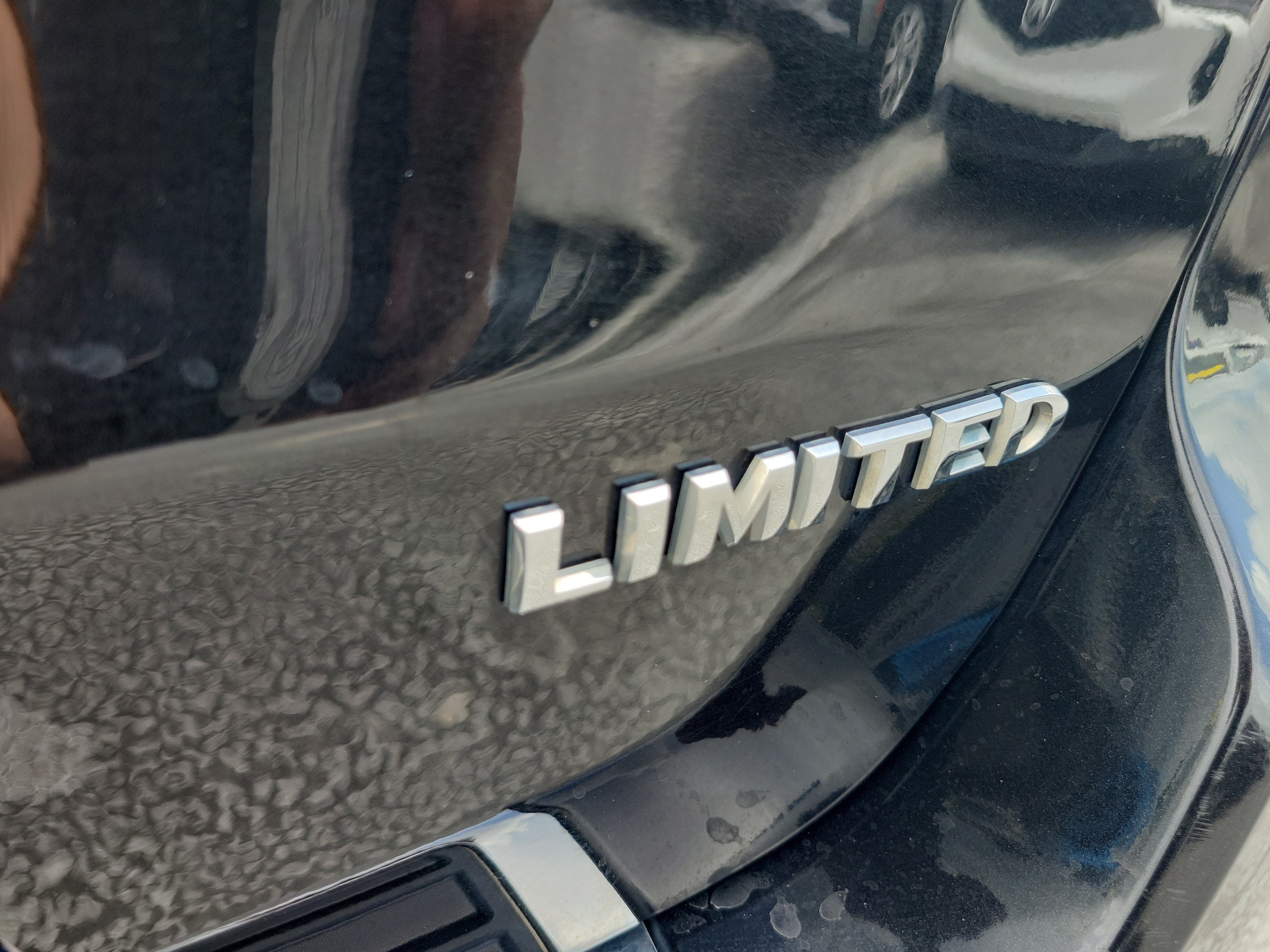 Used 2016 Brilliant Black Crystal Pearlcoat Jeep Limited image 8