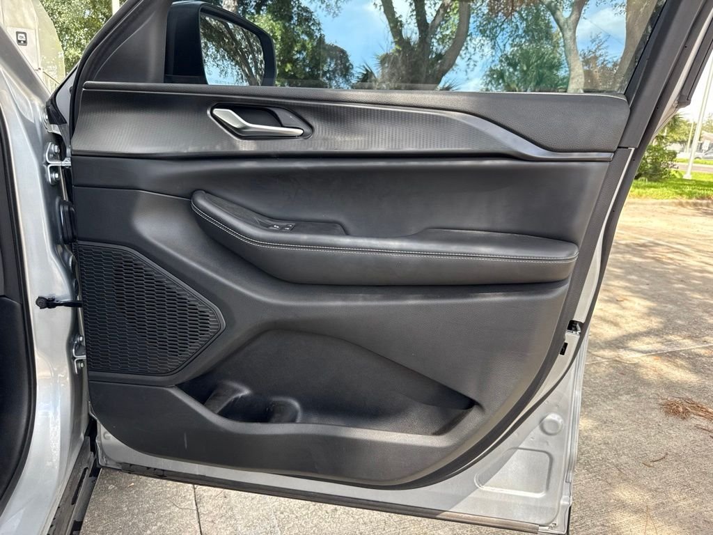 Used 2023 Silver Jeep Laredo image 17