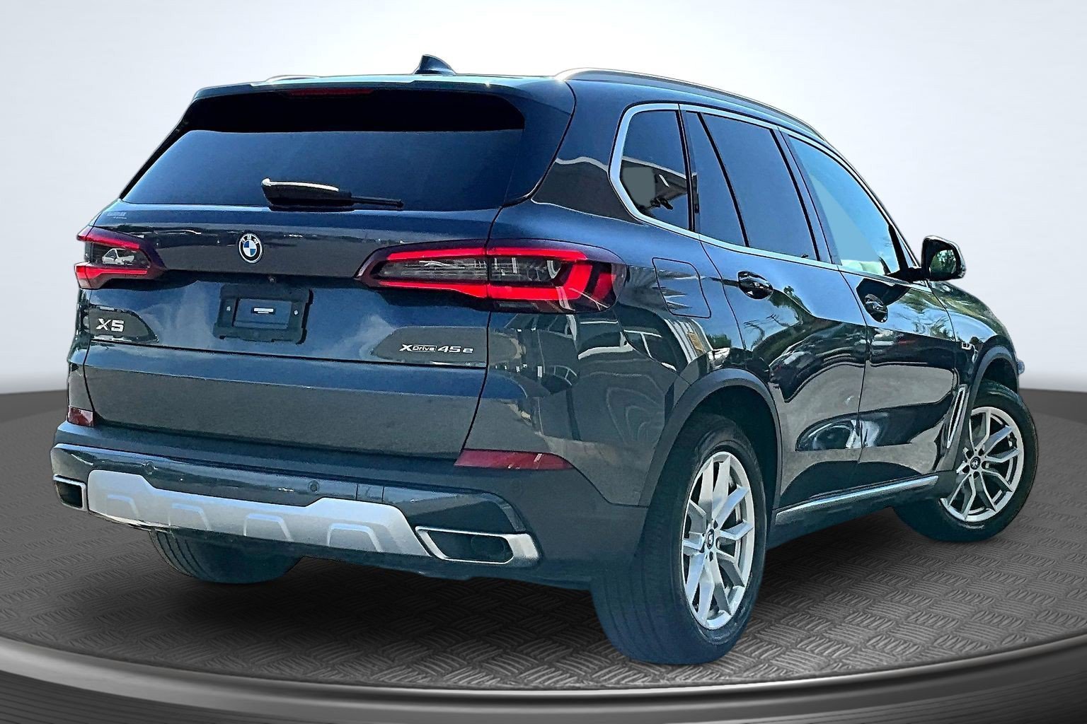 Used 2022 Gray BMW xDrive45e image 5