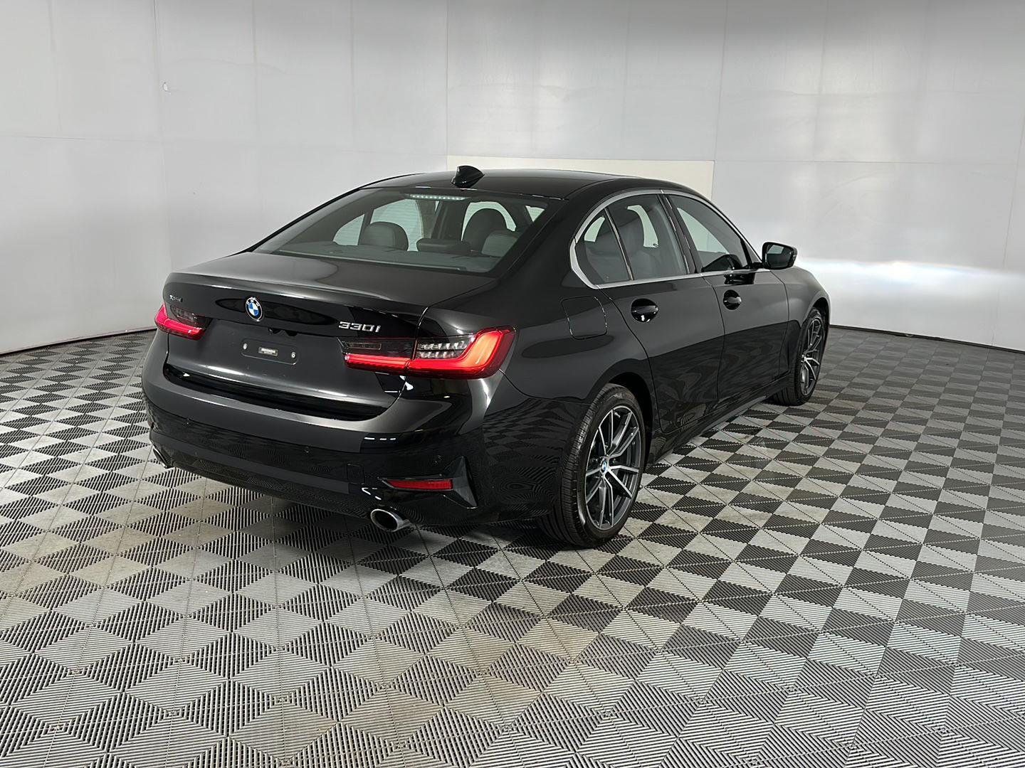 Used 2020 Black Sapphire Metallic BMW 330i xDrive image 32