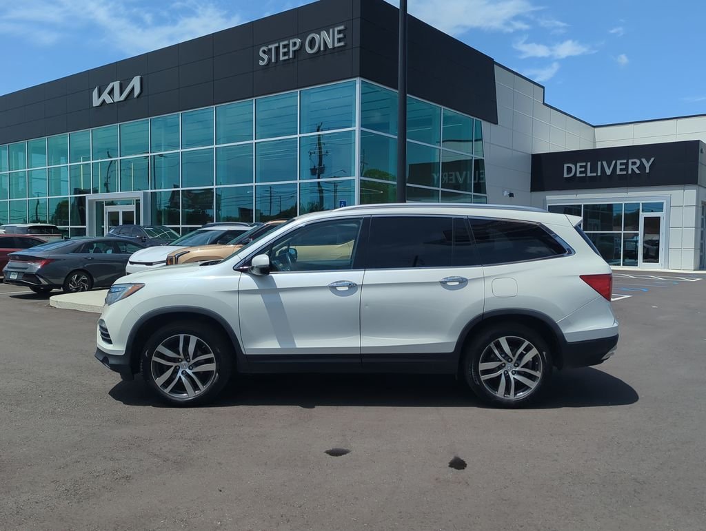 Used 2017  Honda Touring image 4