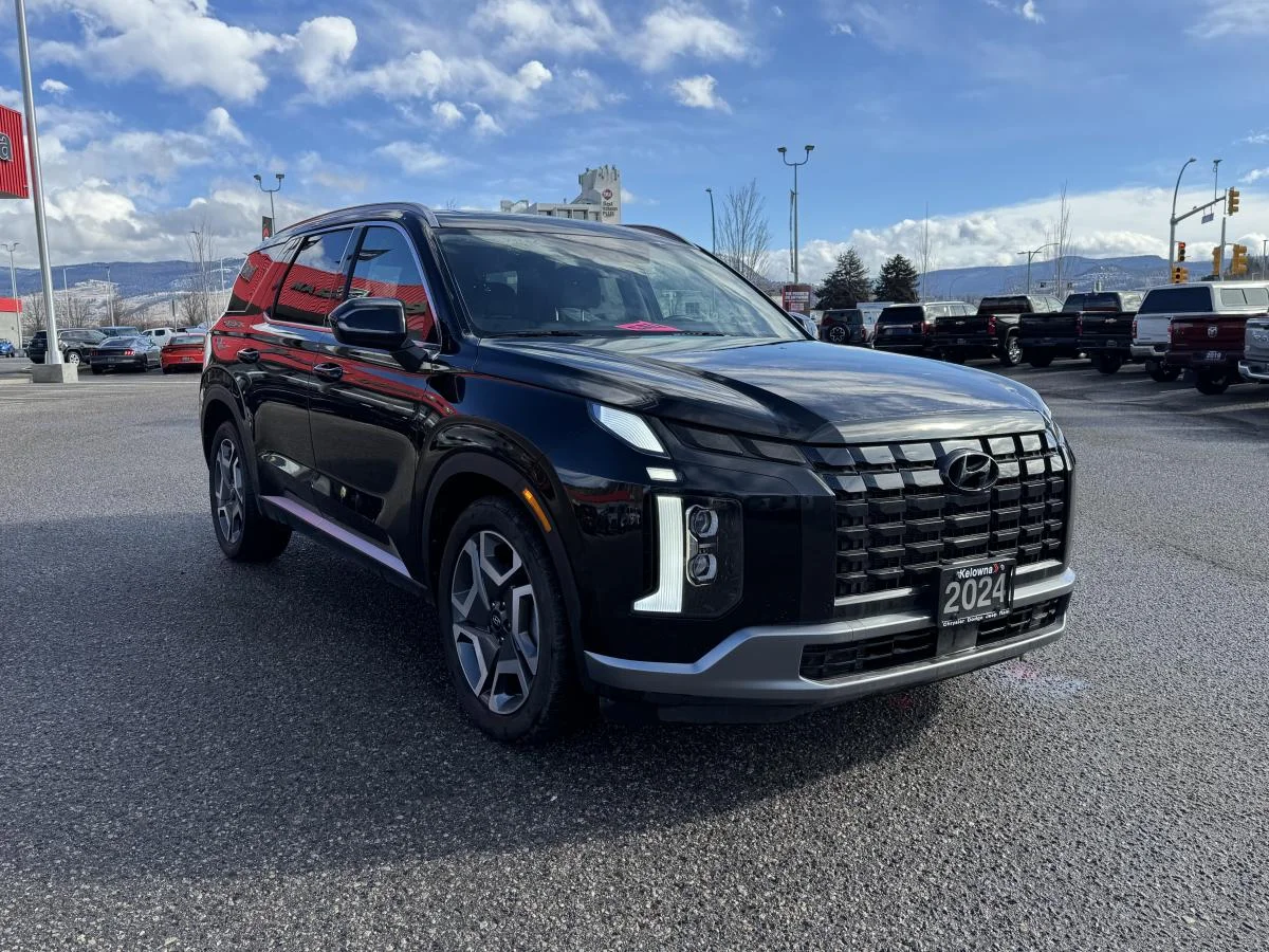 Used 2024 Black Hyundai Preferred 8-Passenger AWD image 4