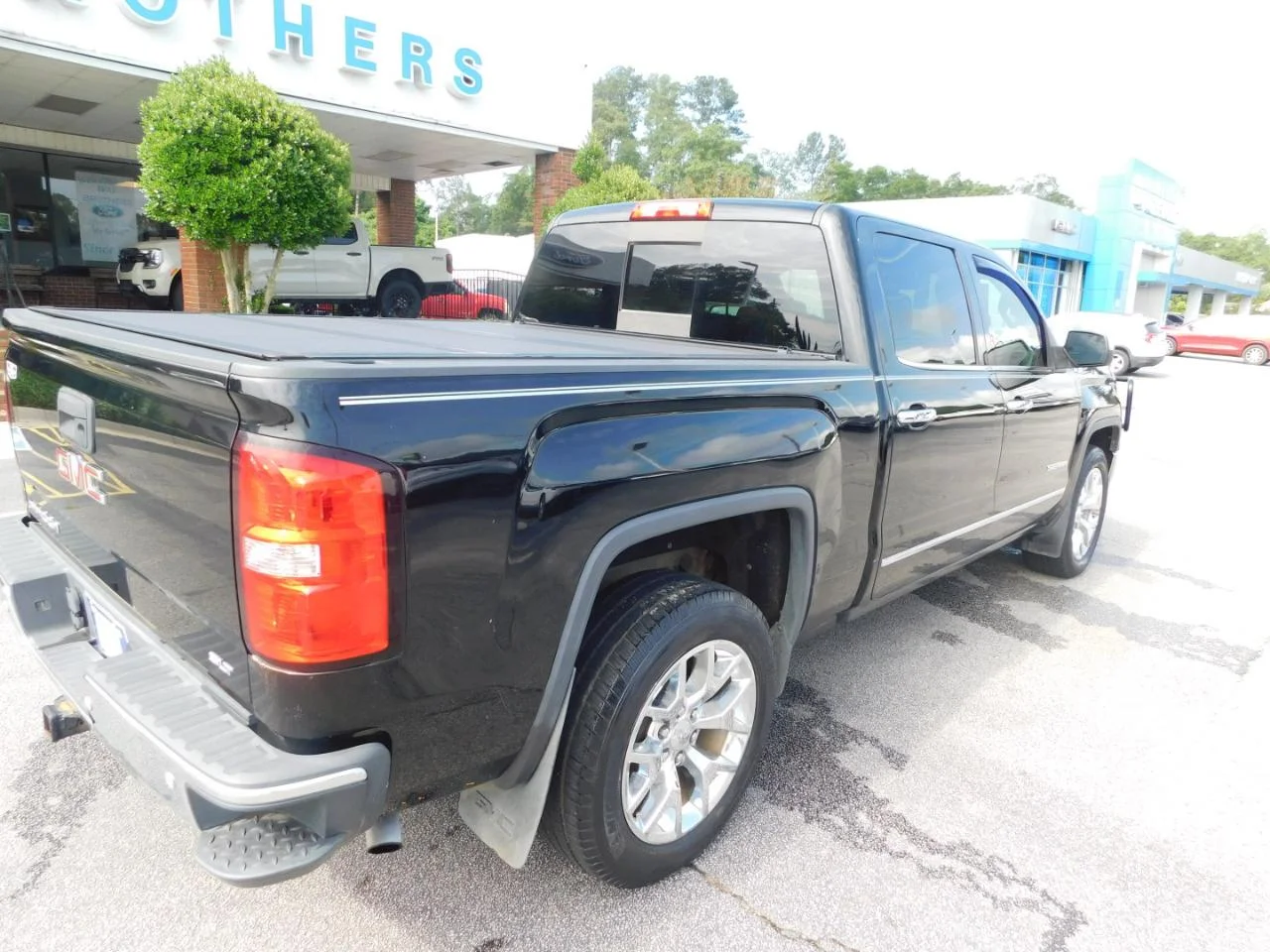 Used 2014 Black GMC 4WD Crew Cab 143.5 in SLT image 9
