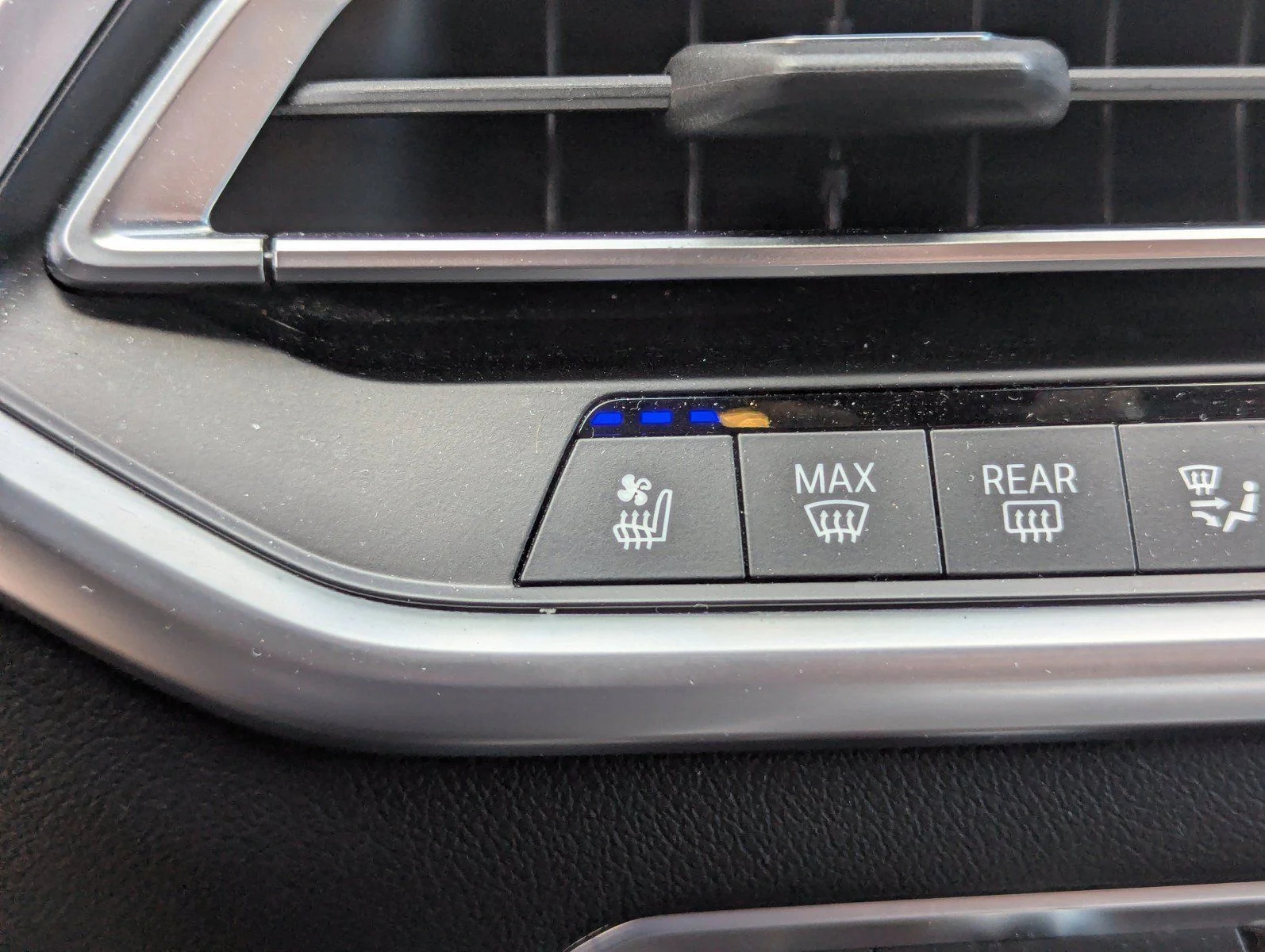 Used 2020 Arctic Grey Metallic BMW sDrive40i image 28