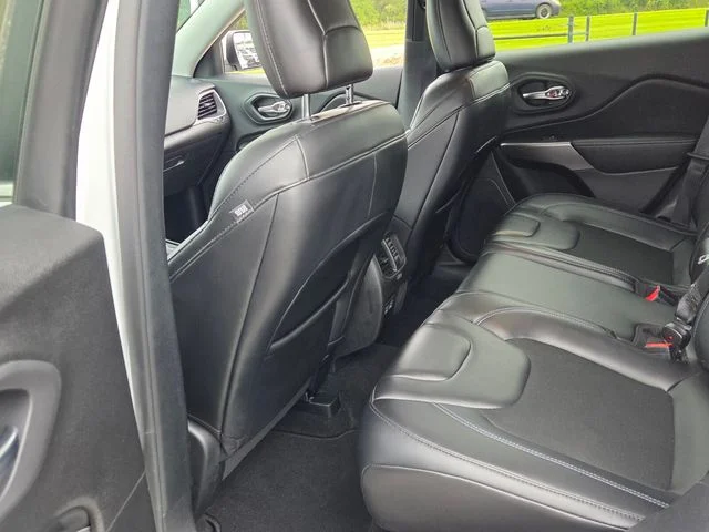 Used 2021 White Jeep Latitude Plus image 8